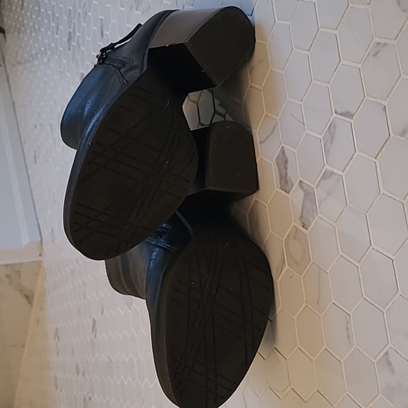 Kenneth Cole Reaction bootie. - Picture 8 of 8